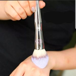 It cosmetics powder brush 225